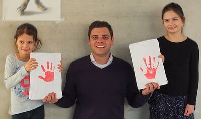 Red Hand Day: Schülerinnen aus Böblingen übergeben hunderte Handabdrücke an Landtagsabgeordneten Florian Wahl